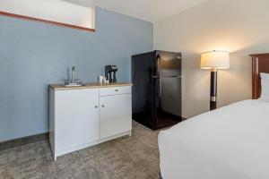 Kuchyň nebo kuchyňský kout v ubytování Seaport Inn & Suites