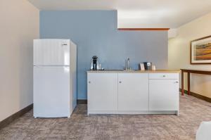 Kuchyň nebo kuchyňský kout v ubytování Seaport Inn & Suites