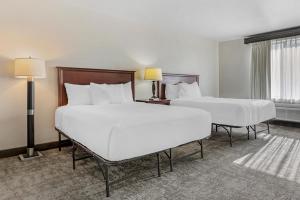 Postel nebo postele na pokoji v ubytování Seaport Inn & Suites