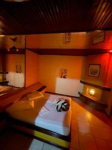 a bedroom with a bed in a room at Free Way Motel in Poços de Caldas