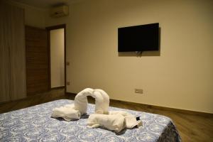 um quarto com dois cisnes deitados numa cama em Stella Maris - Casa Vacanza em Castellammare di Stabia