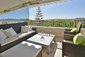 Balcony o terrace sa Close to downtown Cannes swimming pool and sea view