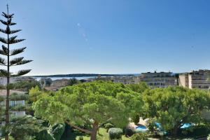 Blick auf eine Stadt mit Bäumen und Gebäuden in der Unterkunft Close to downtown Cannes swimming pool and sea view in Cannes