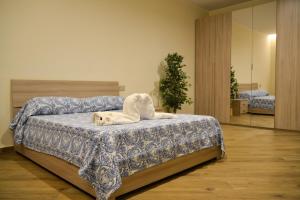 um quarto com um cão deitado numa cama em Stella Maris - Casa Vacanza em Castellammare di Stabia