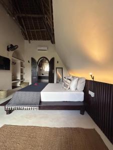 um quarto com uma cama grande num quarto em Kuwa Zanzibar em Kiwengwa