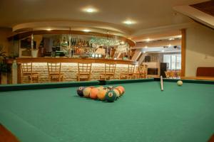 什平德萊魯夫姆林的住宿－埃斯普利特酒店，酒吧里一张带球的台球桌