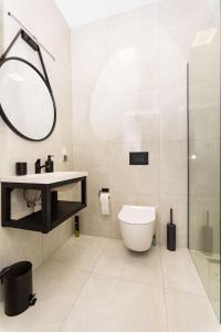 y baño con aseo, lavabo y ducha. en Apartamenty ZZ Stargard, en Stargard