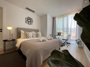 um quarto com uma cama com dois bichos de peluche em Rooftop Tirana em Tirana