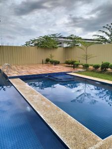 Lapu Lapu City的住宿－Plumera Homes，庭院里的一个蓝色海水游泳池