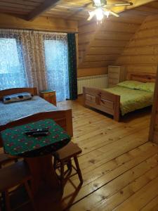 ホホウフにあるPokoje u Bogusiのベッドルーム1室(ベッド1台、キャビン内のテーブル付)