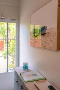 einen Tisch mit einem Buch darauf in einem Zimmer mit einem Fenster in der Unterkunft Casa Piña Suave #2 Jungle seclusion close to ocean in Rincon