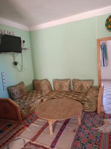 salon z kanapą i stołem w obiekcie Gite Skoura w mieście Caïd Bou Malla