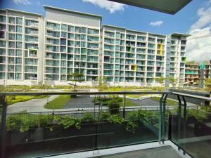 - une vue sur un bâtiment depuis le balcon d'un bâtiment dans l'établissement Aell Homestay Vivacity, à Kuching