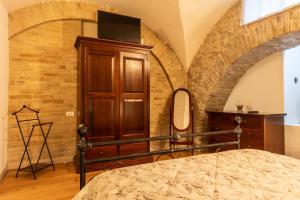 - une chambre avec un lit et une commode avec un miroir dans l'établissement Lo Scrigno degli Angeli, à Santa Maria degli Angeli