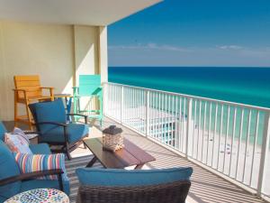- un balcon avec des chaises et une table donnant sur l'océan dans l'établissement Ocean Reef 1102, à Panama City Beach