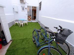 two bikes parked on the side of a house at LA CASA DE LAS BICIS in Cádiz