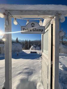 Znak dla gromady narciarskiej w śniegu w obiekcie Tatra Glamp Bukowina Tatrzańska - Sieć noclegowa Tatra Glamp w Bukowinie Tatrzańskiej