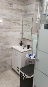 ein Badezimmer mit Waschbecken und Spiegel in der Unterkunft Green Sunrise House in Nordeste + 71 Fotos