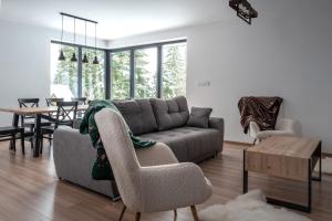 uma sala de estar com um sofá e uma mesa em Jankówki - Dom w górach em Nowy Targ