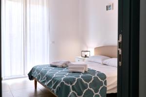 a bedroom with a bed with two towels on it at Vento di Mare in Piraino
