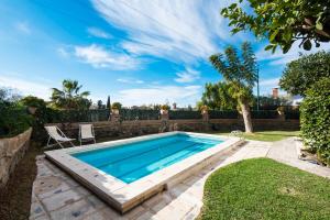 una piscina en el patio trasero de una casa en Queen of the ocean Villa: stately style house with pool, en Málaga