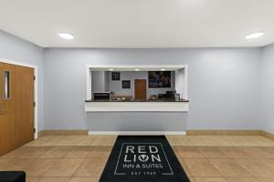 a red lion inn and suites lobby mit einem roten Löwenschild in der Unterkunft Red Lion Inn & Suites Gretna in Gretna