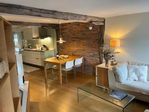 Kuchyňa alebo kuchynka v ubytovaní KAI GANE Excepcional apartamento puerto viejo de Bermeo + 25 fotografií