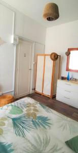 ein Schlafzimmer mit einem Bett, einer Kommode und einem Fenster in der Unterkunft Mesnil Val Plage in Criel-sur-Mer