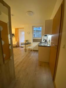uma cozinha e uma sala de estar com uma mesa em Apartments in der Rostocker Innenstadt em Rostock