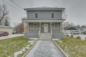 Casa gris con porche delantero y entrada en Bright and Modern Home 2 Mi to Presque Isle Airport, en Presque Isle