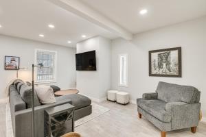 un soggiorno con un divano e una poltrona di Bright and Modern Home 2 Mi to Presque Isle Airport a Presque Isle