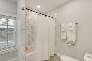 un bagno bianco con doccia e WC di Bright and Modern Home 2 Mi to Presque Isle Airport a Presque Isle Altre 18 foto