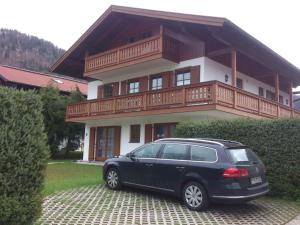 a black car parked in front of a house at BIENE`S Ferientraum in Reit im Winkl