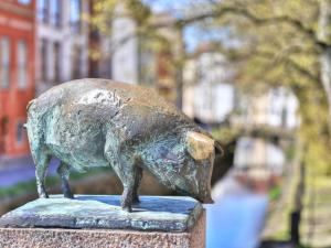 una estatua de un cerdo sobre un monumento en Ohlerich Speicher App_ 04, en Wismar