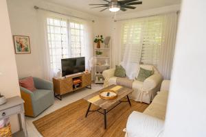 sala de estar con sofá y TV en 3 Bedroom Retreat in Rincon Casa Pina Suave, Rustic with Yard & Patio en Rincón