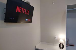 TV a/nebo společenská místnost v ubytování Xavi Studio - Proximo ao Boulevard Shopping, Av Nacoes Unidas e Nuno de Assis.