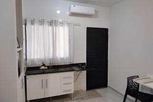 Kuchyň nebo kuchyňský kout v ubytování Xavi Studio - Proximo ao Boulevard Shopping, Av Nacoes Unidas e Nuno de Assis.