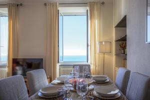 カモーリにあるCASA VALENTINA Vista Mare, Relax e Comfortのダイニングルーム(ガラスと椅子付)、窓