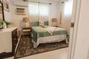 Un dormitorio con una cama con un osito de peluche. en 3 Bedroom Retreat in Rincon Casa Pina Suave, Rustic with Yard & Patio, en Rincón