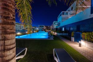 The swimming pool at or close to Playa Flamenca - Turquesa del Mar - great sea view!