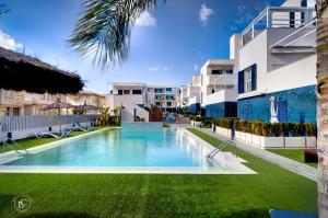 The swimming pool at or close to Playa Flamenca - Turquesa del Mar - great sea view!