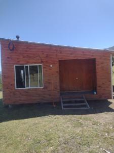 un edificio con una gran puerta en un lateral en Cabaña bellavista, en Cochamó