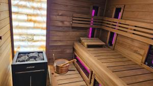 uma sauna com um fogão num camarote em Domek pod Świerkami em Jelenia Góra