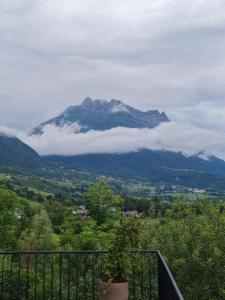 uma montanha à distância com nuvens no vale em Le St Jean Bis em Saint-Jean-de-la-Porte
