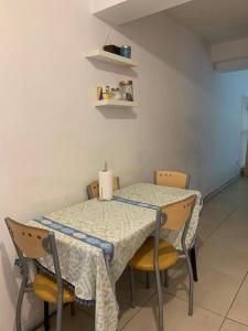 mesa de comedor y sillas con mesa y vela en MENDOZA Malbec 10 en Mendoza