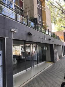 un edificio con balcón en la parte superior en MENDOZA Malbec 10 en Mendoza