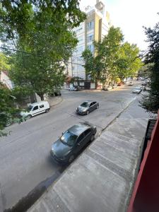 kilka samochodów zaparkowanych na ulicy miejskiej w obiekcie Habitaciones Garay 3100 w mieście Mar del Plata