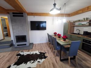 Kuchyňa alebo kuchynka v ubytovaní Apartament NA PIĘTERKU