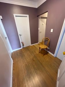 ein leeres Zimmer mit einem Stuhl und einer Tür in der Unterkunft Habitaciones Garay 3100 in Mar del Plata