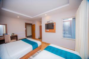 Uma cama ou camas num quarto em Majheri Resort and Spa
